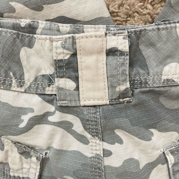 Carhartt camo relaxed crop pants w/ cargo pockets - Picture 7 of 13